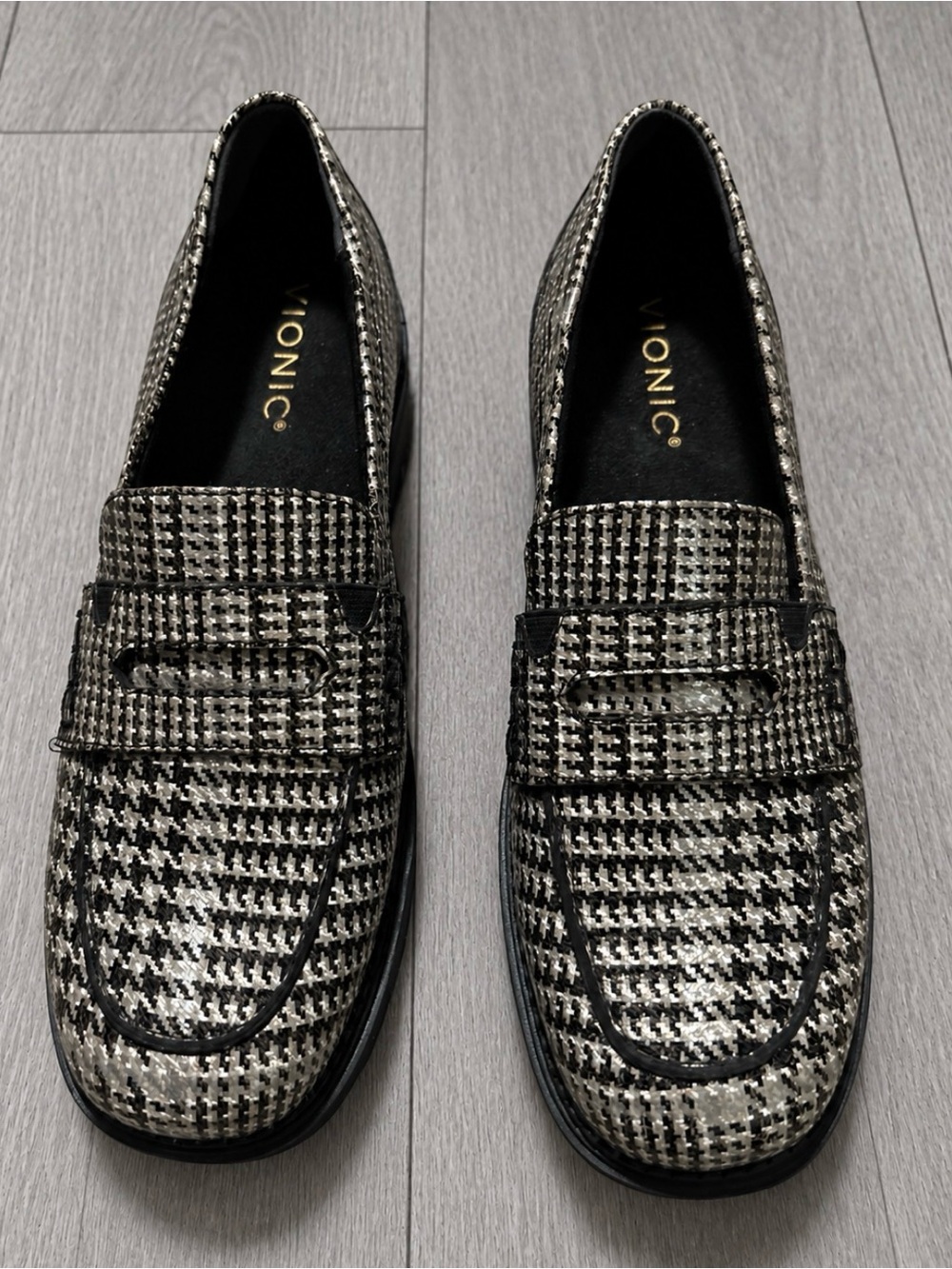 Vionic woman’s Black & White Houndstooth Loafers